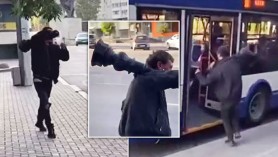 Bărbat, surprins cum intră într-un troleibuz cu un pilon decorativ în spate